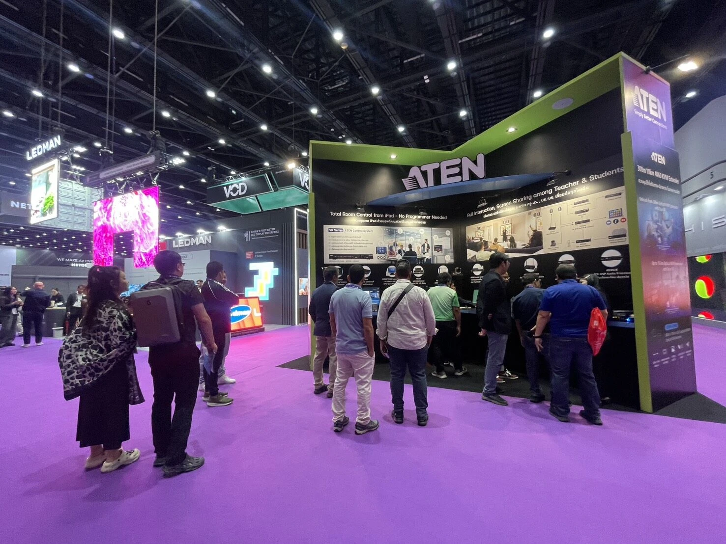 Hoàng Minh trải nghiệm công nghệ tại Infocomm Asia 2025 – Chúc mừng Aten, Aver, Kramer, :Peoplelink, Yamaha!