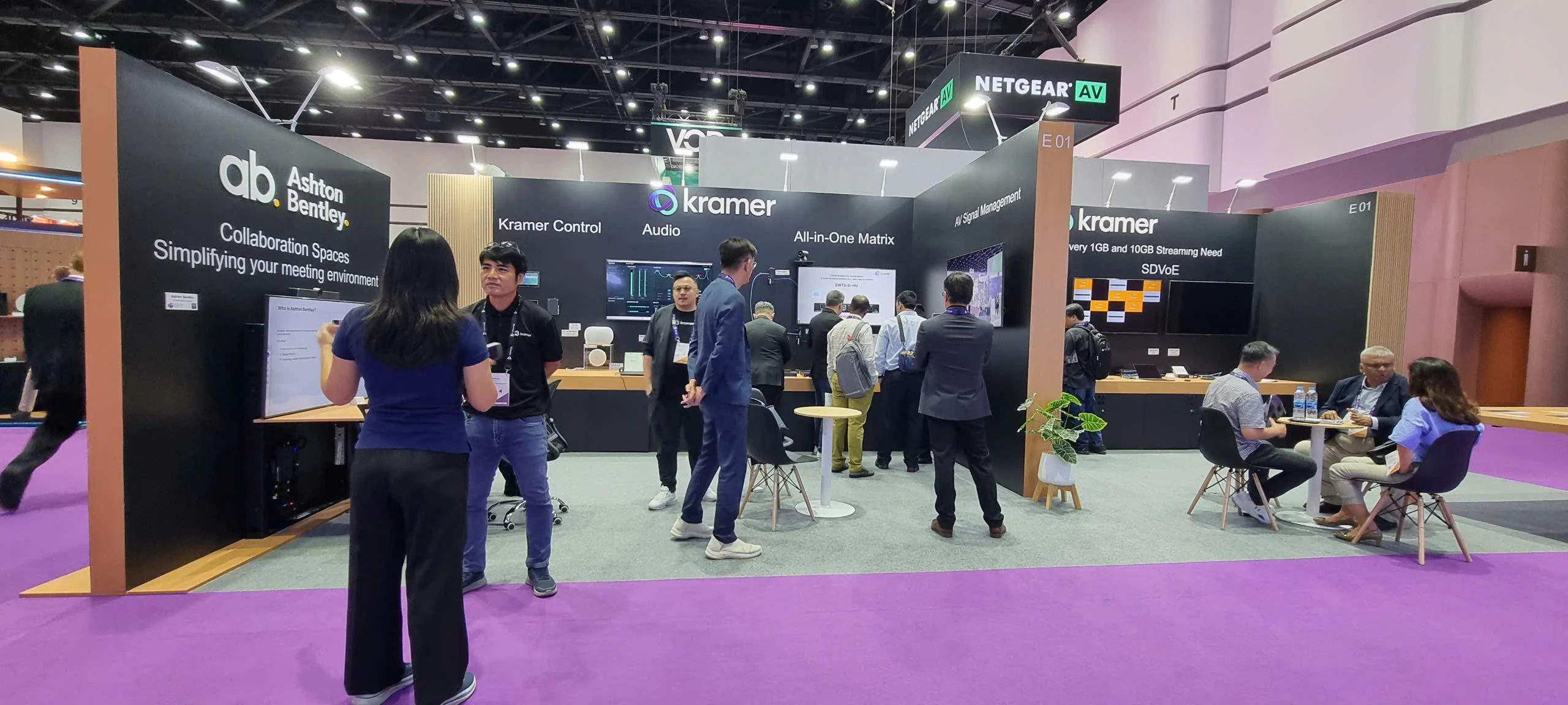 Hoàng Minh trải nghiệm công nghệ tại Infocomm Asia 2025 – Chúc mừng Aten, Aver, Kramer, :Peoplelink, Yamaha!