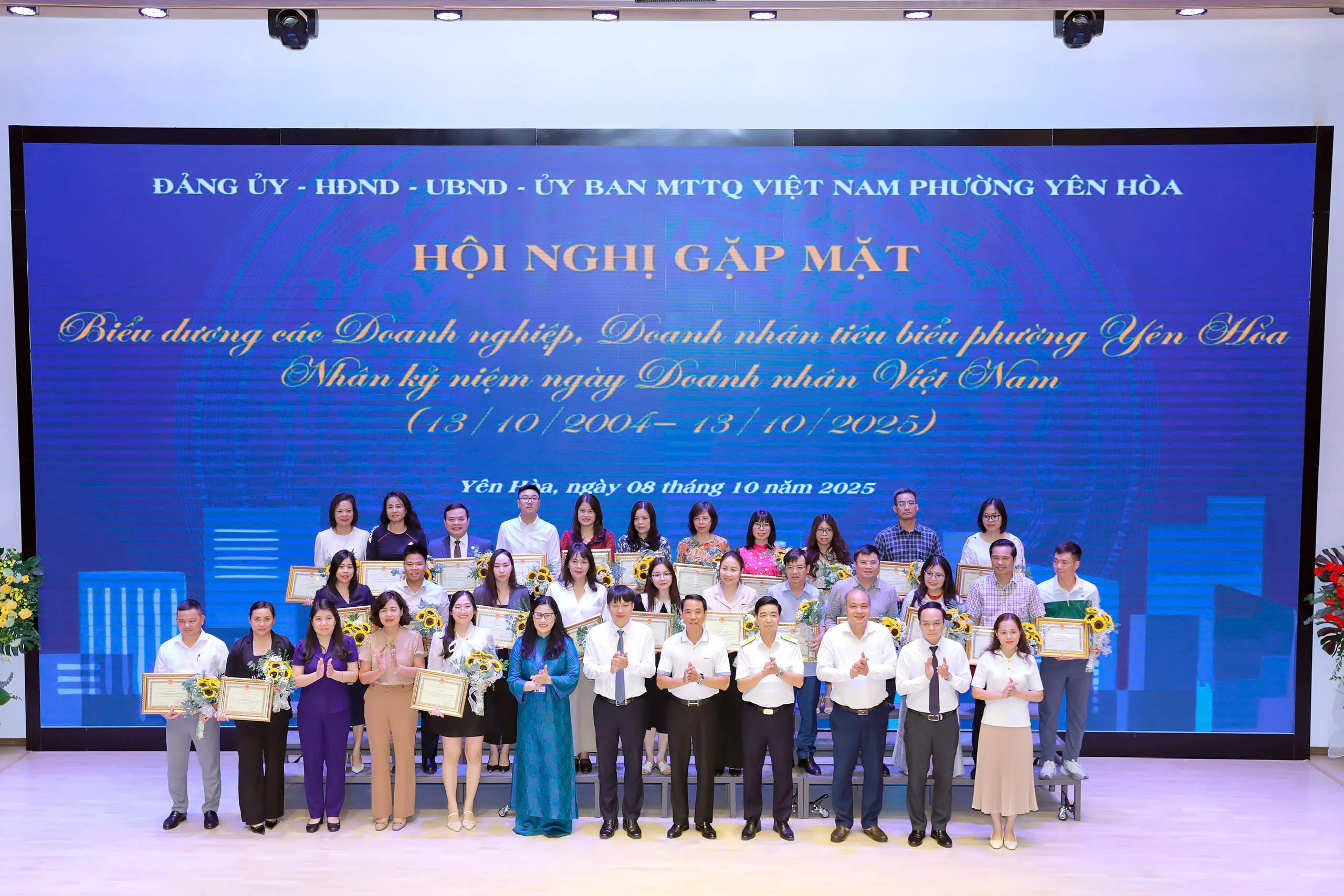 Hoàng Minh vinh dự đón nhận bằng khen “Đóng góp vào sự phát triển kinh tế – xã hội phường Yên Hòa năm 2025”