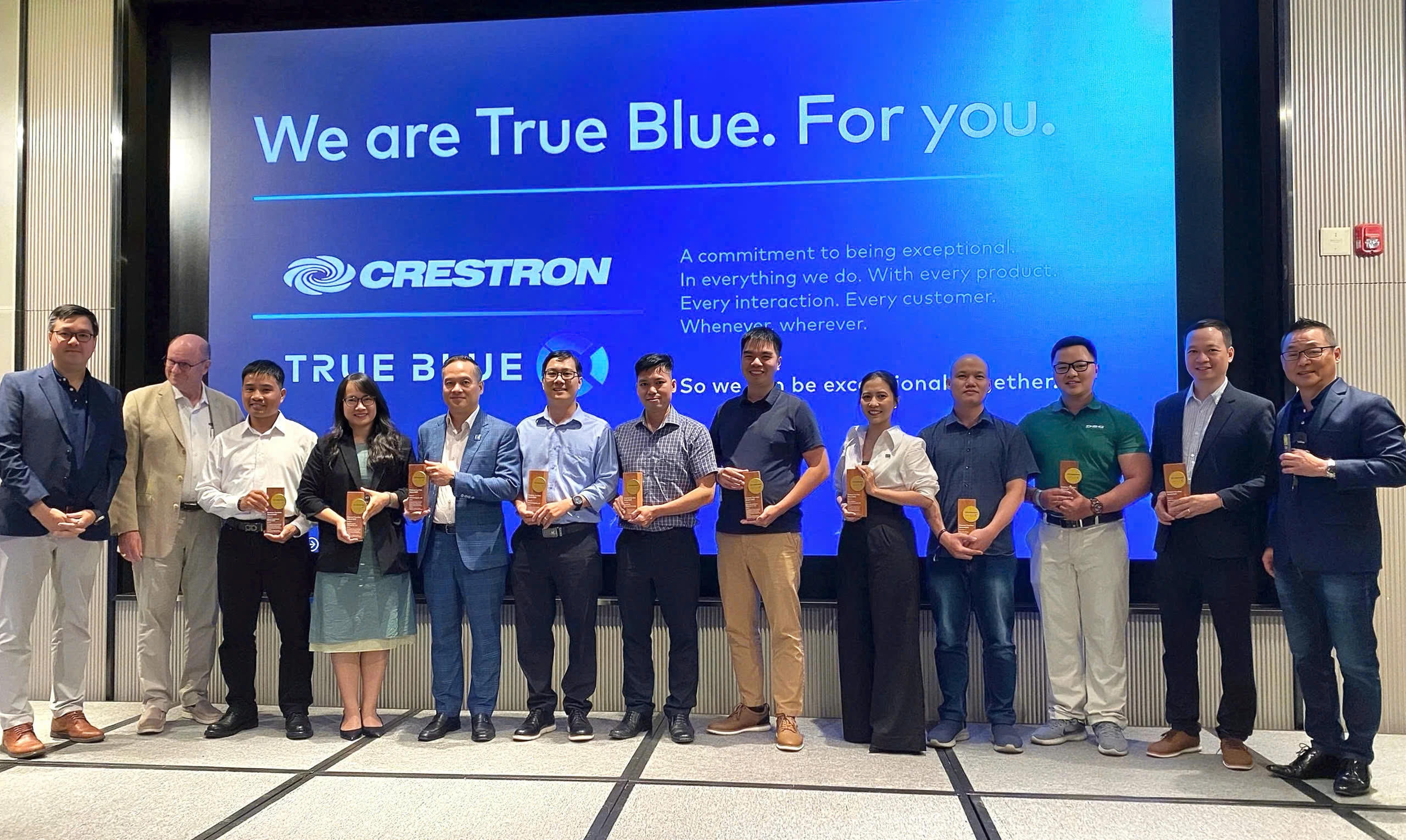 Hoàng Minh nhận kỷ niệm chương Crestron “True Blue Award 2025”